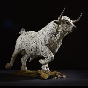 1JA23011 Подгонянная бронзовая скульптура заряжающего быка (1)